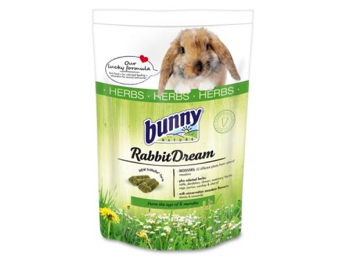 Bunny Nature RabbitDream foder til kaniner, beriget med 42 forskellige urter fra naturlige enge, designet til at understøtte en sund kost for gnavere fra 6 måneder og opefter.